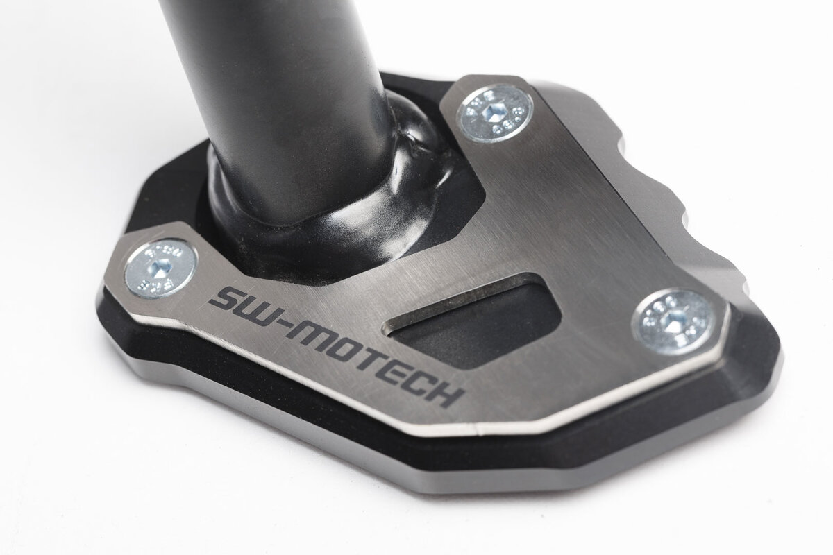 Seitenständerfuß-Verbreiterung. Schwarz/Silbern. KTM 1050/1090/1190 Adv,1290 SAdv. Seitenständerfuß-Verbreiterung. Schwarz/Silbern. KTM 1050/1090/1190 Adv,1290 SAdv.