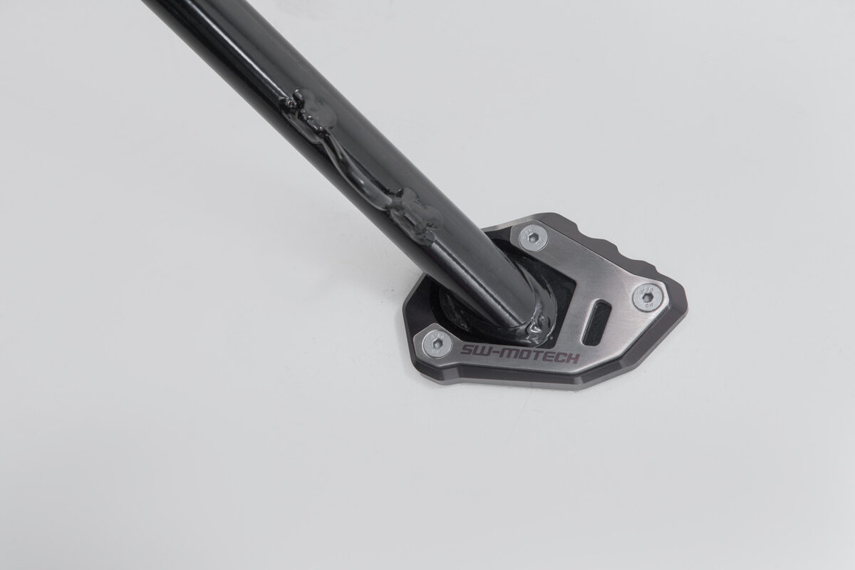 Seitenständerfuß-Verbreiterung. Schwarz/Silbern. KTM- / Husqvarna-Modelle. Seitenständerfuß-Verbreiterung. Schwarz/Silbern. KTM- / Husqvarna-Modelle.